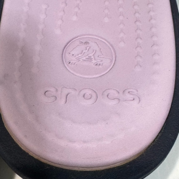 CROCS Women's Navy and Lavender Sandals, size 8W, pre-owned - Picture 4 of 5